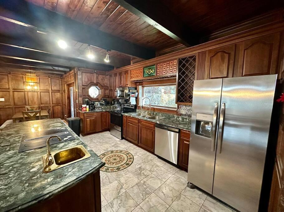 5 Bedroom Estate Near Casino And Downtown Брістол Екстер'єр фото