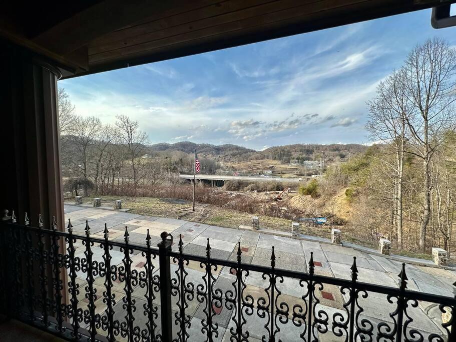 5 Bedroom Estate Near Casino And Downtown Брістол Екстер'єр фото