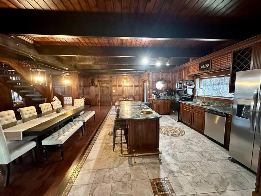 5 Bedroom Estate Near Casino And Downtown Брістол Екстер'єр фото
